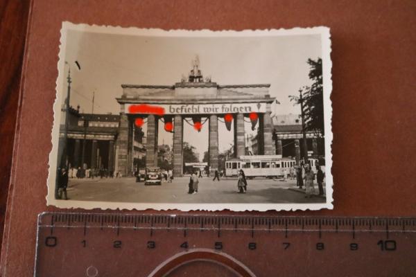 Berlin Brandenburger Tor mit Banner Führer befiehlwir folgen - 30-40er Jahre